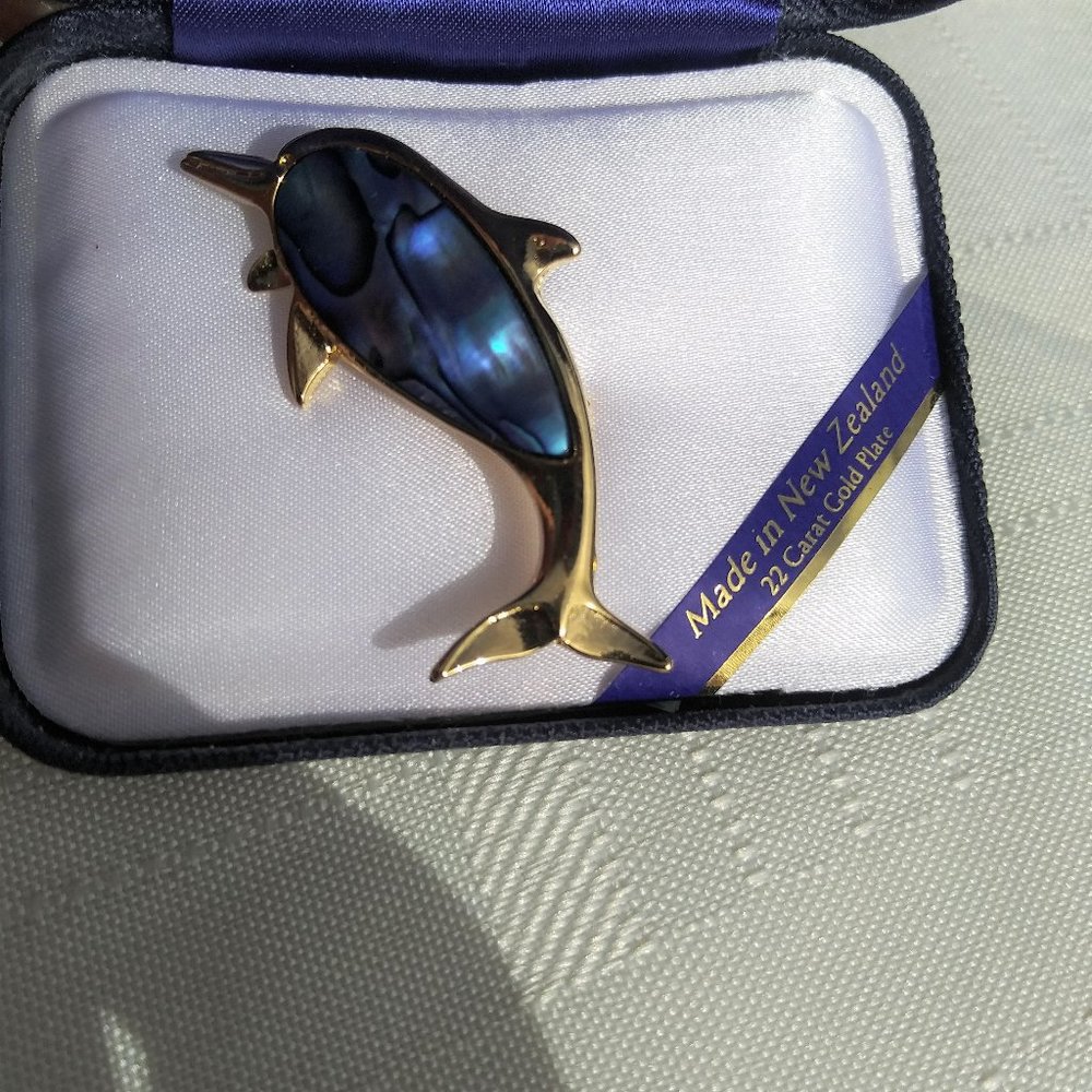 🐬 Ariki Finely Crafted Paua Brooch Shell 22 carat Gold Plate